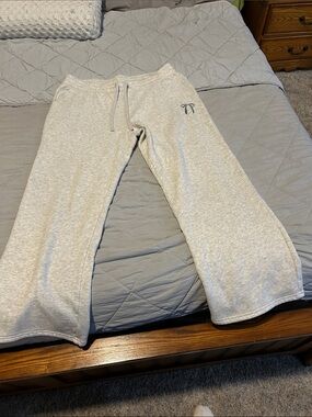 Hollister women’s light gray Drawstring Sweatpants.